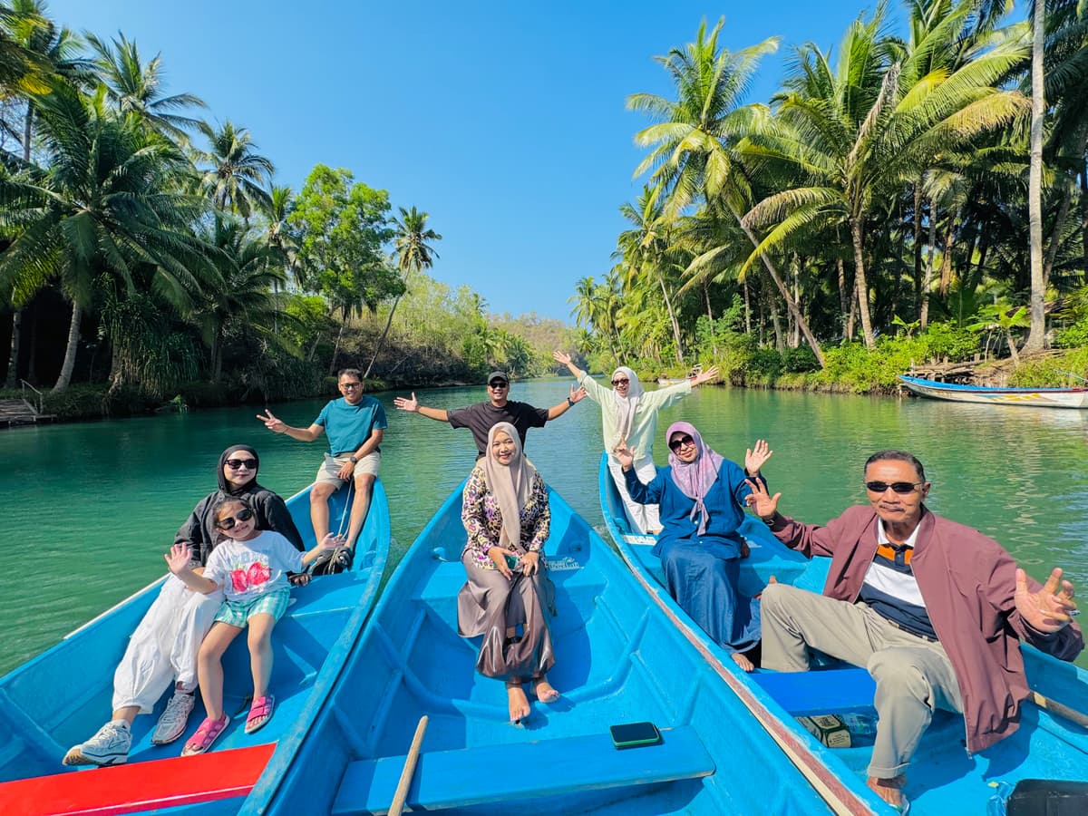 Formasi foto bersama perahu